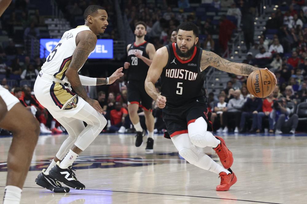 美网现场争议一幕！波兰百万富翁抢小球迷签名帽引众怒，球员补赠礼物化解风波